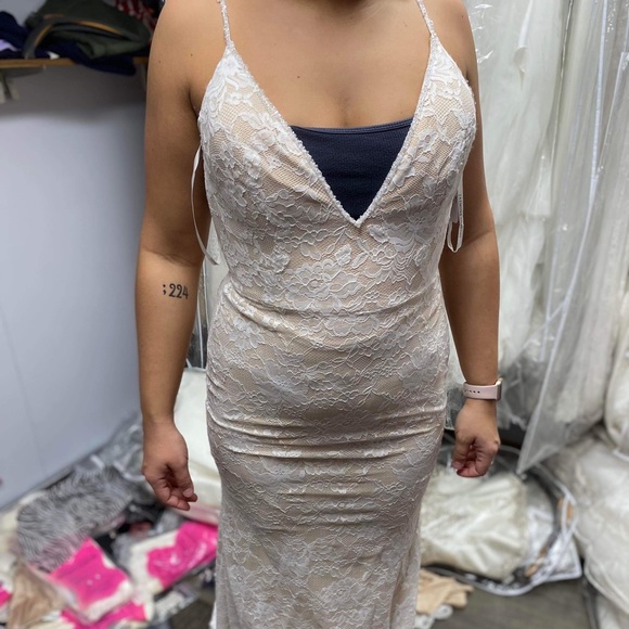 Deja Wedding Dress - Picture 1 of 5